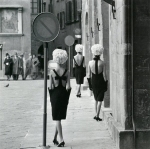 Modelos luciendo vestidos negros de British Glamour by Louise Baring, 1961, foto de Norman Parkinson