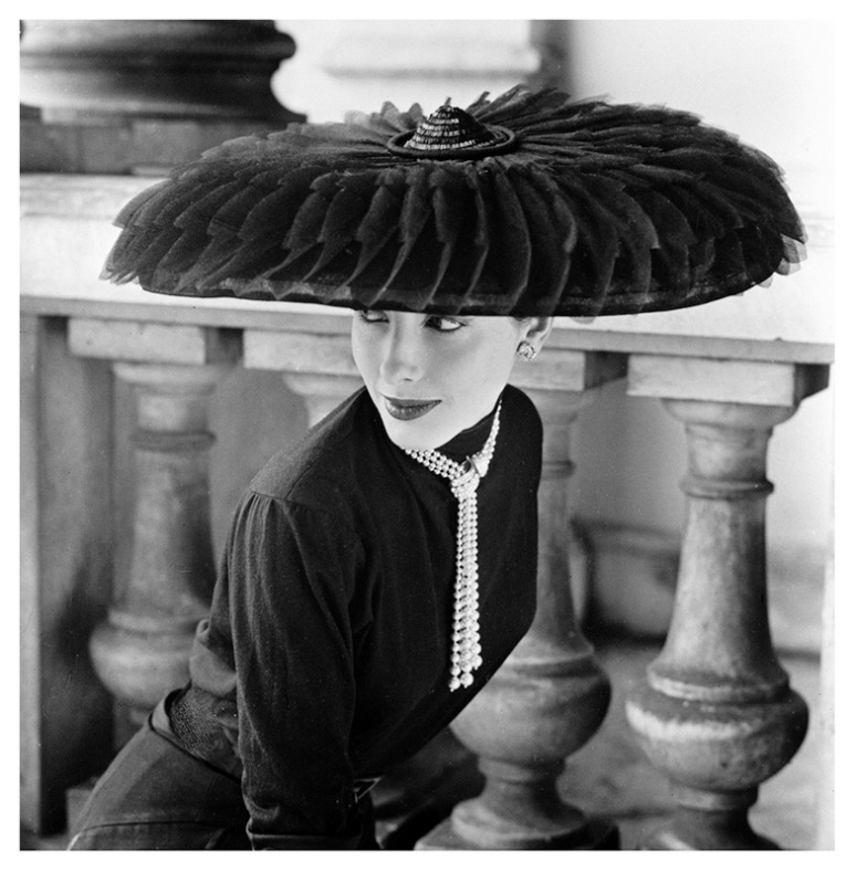Sombrero Cartwheel de las Hermanas Legroux-foto de Norman Parkinson-1952