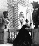 Dorian Leigh con vestido de noche negro de Simonetta Visconti 1952